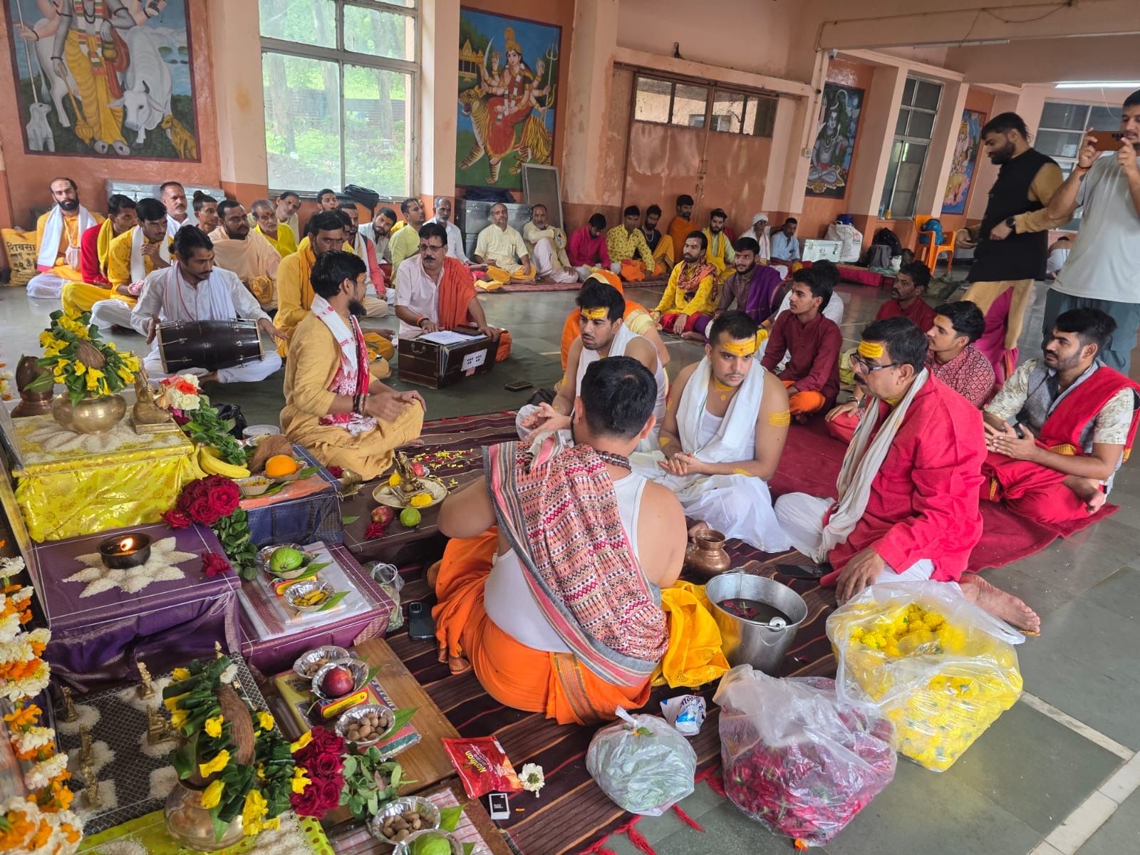 Group of pandits and devotees seated for a collective Vedic anushthan